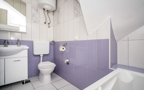 Brodarica Žaborić 104: Salle De Bains, Violet, Propriété, Pièce, Tuile, Design Intérieur, Sol, Architecture, Violet, Robinet