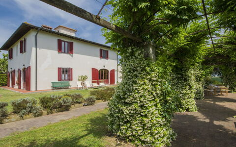 Villa Ponticelli: Propriété, Maison, Vert, Arbre, Domicile, Immobilier, Chalet, Zone Résidentielle, Bâtiment, Lot Terre