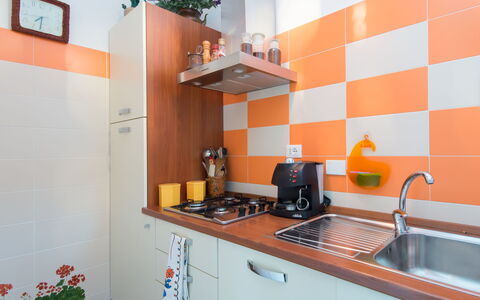 Regina'S House - St Peter: Evier, Cabinetry, Propriété, Évier, Comptoir, Appareil De Cuisine, Cuisine, Robinet, Cuisinière, Bois