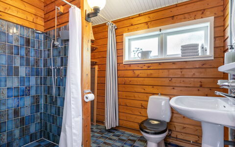 Rusthoeve 28: Luminaire Plomberie, Propriété, Évier, Robinet, Salle De Bains, Violet, Design Intérieur, Bâtiment, Fenêtre, Toilette
