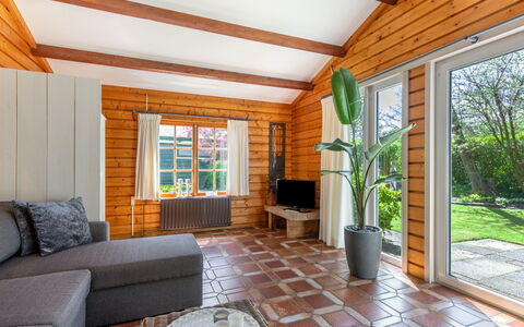 Rusthoeve 28: Plante, Propriété, Fenêtre, Meubles, Canapé, Plante D'Appartement, Bois, Design Intérieur, Salon