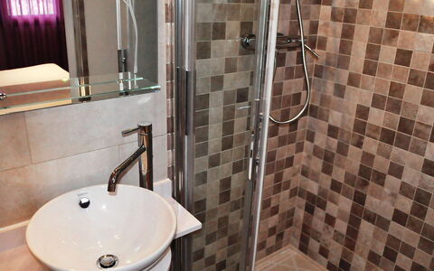Astral: Salle De Bains, Propriété, Tuile, Robinet, Mur, Pièce, Accessoire Salle De Bain, Luminaire Plomberie, Toilette, Évier