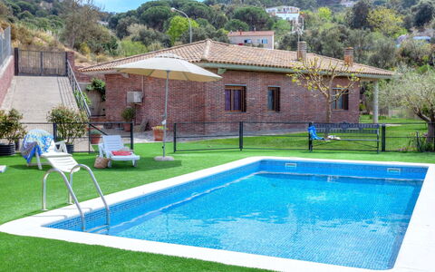 Astral: Plante, L'Eau, Propriété, Bâtiment, Nuage, Piscine, Ciel, Bleu Azur, Herbe, Arbre
