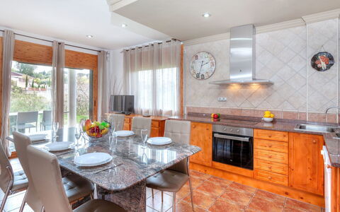 Astral: Propriété, Pièce, Comptoir, Meubles, Cuisine, Bâtiment, Cabinetry, Immobilier, Design Intérieur, Sol