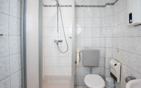 Gila: Design Intérieur, Sol, Sol, Pièce, Luminaire Plomberie, Salle De Bains, Plomberie, Lavabo, Évier, Douche