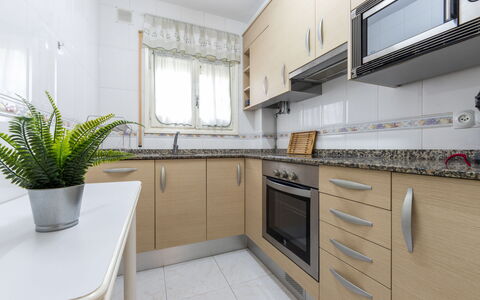 Gladiols: Cuisine, Comptoir, Principaux Appliance, Appareil De Cuisine, Cabinetry, Sol, Bois, Design Intérieur, Meubles, Sol
