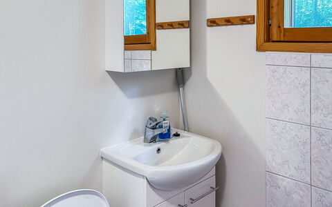 Leppäranta: Lavabo, Luminaire Plomberie, Évier, Sol, Bois, Design Intérieur, Sol, Salle De Bains, Robinet, Plomberie