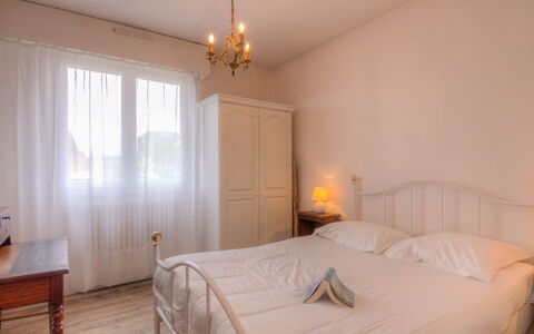Castel Guermante: Chambre, Lit, Pièce, Propriété, Meubles, Drap De Lit, Literie, Cadre De Lit, Sol, Design Intérieur
