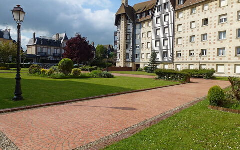 Deauville-Trouville 255: Propriété, Herbe, Biens, Bâtiment, Établissements Humains, Pelouse, Zone Résidentielle, Espace Public, Maison, Immobilier