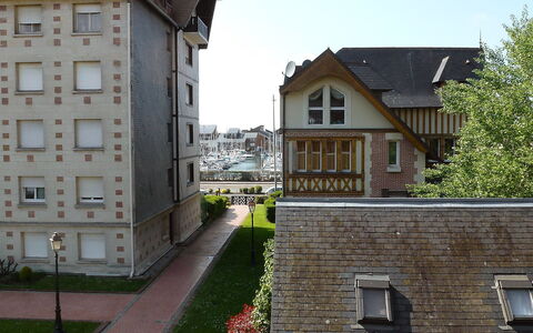 Castel Guermante: Bâtiment, Plante, Fenêtre, Propriété, Ciel, Maison, Arbre, Quartier, Design Urbain, Zone Résidentielle