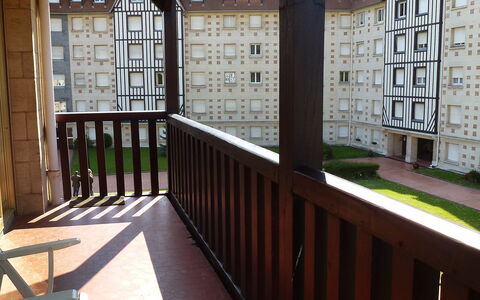 Castel Guermante: Propriété, Fenêtre, Bois, Design Intérieur, Bâtiment, Immobilier, Rectangle, Composite, Balustre