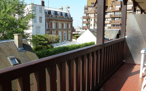 Castel Guermante: Bâtiment, Propriété, Ciel, Fenêtre, Bois, Plante, Arbre, Design Urbain, Quartier, Espace Public