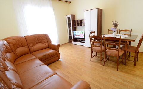 Franjo: Pièce, Propriété, Meubles, Salon, Sol, Design Intérieur, Parquet, Immobilier, Dur, Bâtiment