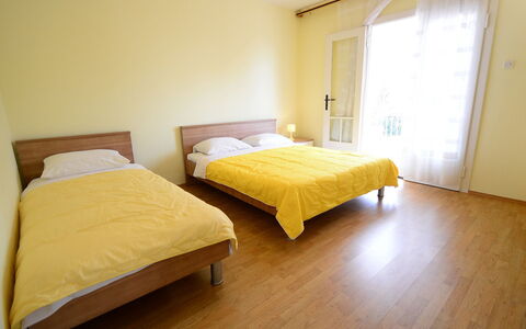 Franjo: Lit, Chambre, Meubles, Pièce, Sol, Propriété, Cadre De Lit, Dur, Drap De Lit, Jaune