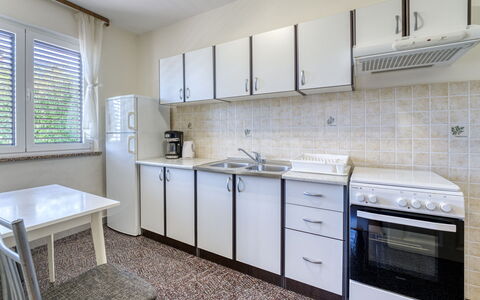 Franjo: Sol, Design Intérieur, Sol, Meubles, Appartement, Pièce, Plafond, Principaux Appliance, Cuisine, Comptoir