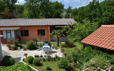 Opatija Ika 106: Plante, Bâtiment, Ciel, Propriété, Nuage, Communauté Des Plantes, Fenêtre, Maison, Botanique, Arbre