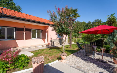Opatija Ika 106: Arbuste, Maison, Zone Résidentielle, Domicile, Couverture De Sol, Jardin, Chalet, Ombre, Biens, Cour