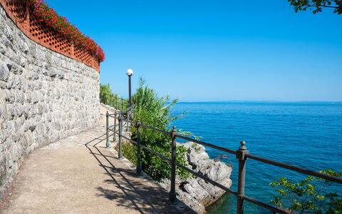 Opatija Ika 106: L'Eau, Ciel, Plante, Propriété, Bâtiment, Bleu Azur, Cotiers Et Relief Océaniques, Végétation, Bois, Paysage Naturel