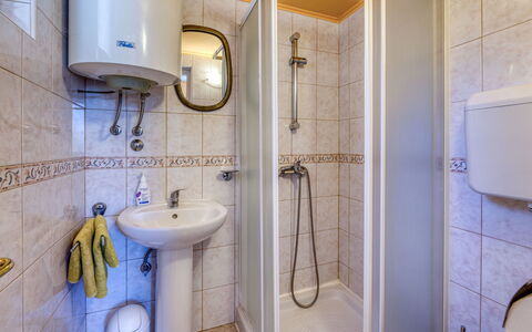Opatija Ika 106: Design Intérieur, Sol, Luminaire Plomberie, Sol, Lavabo, Pièce, Évier, Plomberie, Salle De Bains, Robinet