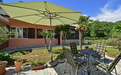 Opatija Ika 106: Plante, Ciel, Propriété, Meubles, Communauté Des Plantes, Nuage, Ombre, Botanique, Table, Parapluie