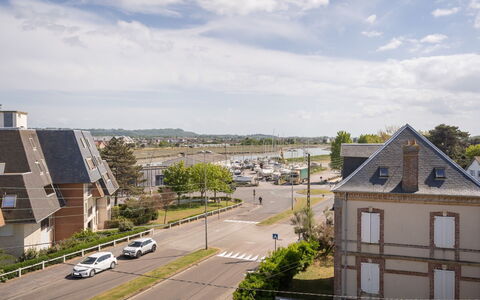 Résidence du Port: Meubles, Propriété, Table, Cabinetry, Chaise, Bois, Bâtiment, Éclairage, Comptoir, Design Intérieur