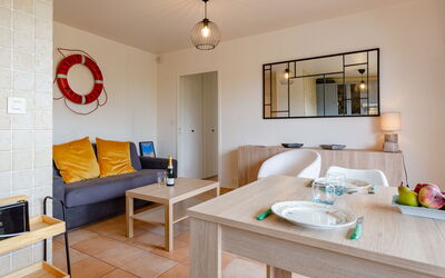 Le Surcouf 102.3: Meubles, Appartement, Chaise, Dur, Tache De Bois, Table Cuisine Et Salle A Manger, Lampe, Plante D'Appartement, Salon, Vélo