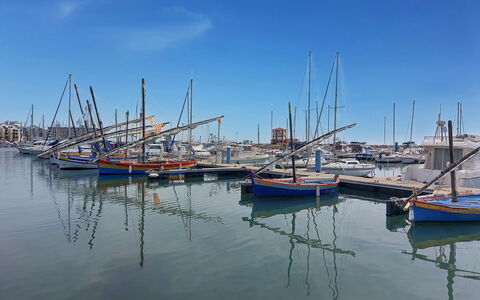 Le Suffren: Bateau, Bleu, L'Eau, Plan D'Eau, Navire, Bateaux Et Nautique - Materiel Et Fournitures, Marina, Voie Navigable, Mât