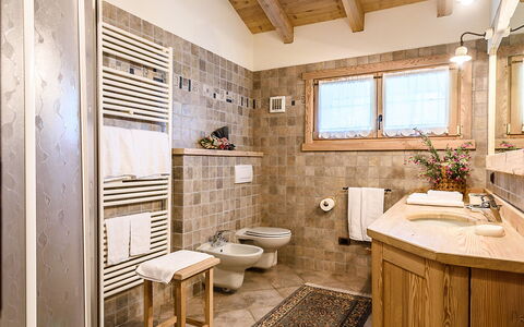 Chalet Anna: Salle De Bains, Pièce, Propriété, Design Intérieur, Bâtiment, Meubles, Maison, Immobilier, Tuile, Sol