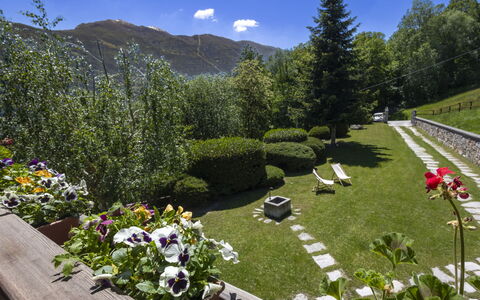 Chalet Anna: Montagnes Relief, Montagne, Arbuste, Colline, Paysage, Jardin, Chaîne De Montagnes, Couverture De Sol, Printemps