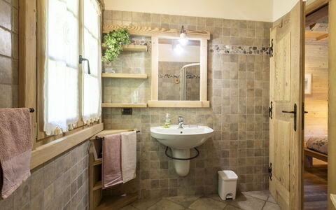 Chalet Anna: Design Intérieur, Mur, Luminaire Plomberie, Sol, Bois, Salle De Bains, Sol, Lavabo, Plafond, Évier