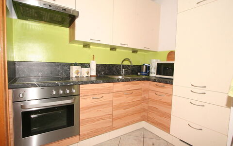 Evi: Propriété, Comptoir, Cuisine, Cabinetry, Pièce, Meubles, Cuisinière, Principaux Appliance, Tuile, Maison
