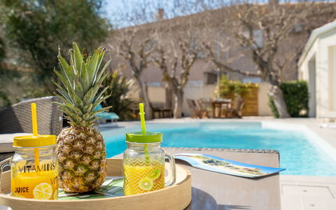 Villa du Littoral: L'Eau, Table, Propriété, Plante, Ciel, Bleu Azur, Bâtiment, Fruit