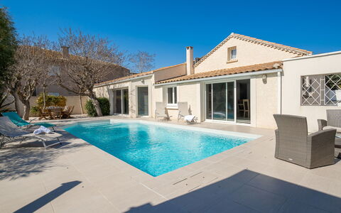 Villa du Littoral: L'Eau, Ciel, Bâtiment, Propriété, Fenêtre, Piscine, Plante, Bleu Azur, Ombre, Éclairage