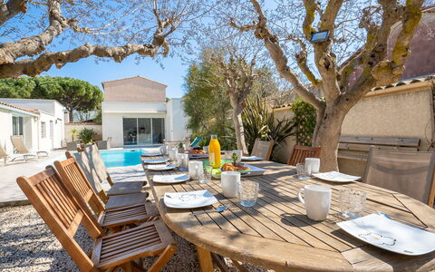Villa du Littoral: Table, Meubles, Propriété, Vaisselle, Ciel, Chaise, Arbre, Plante, Mobilier De Jardin, Nappe De Table
