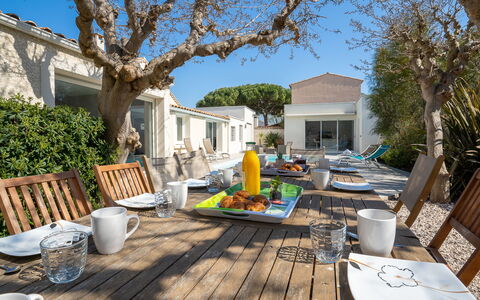 Villa du Littoral: Plante, Bâtiment, Ciel, Jour, Meubles, Bleu Azur, Arbre, Pot De Fleur, Fenêtre, Chaise