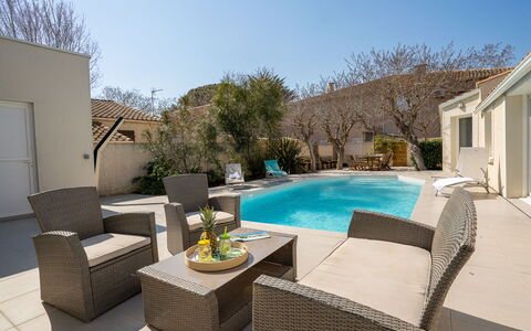 Villa du Littoral: Ciel, Meubles, Plante, Propriété, Canapé, Bâtiment, Bleu Azur, Chaise, Table, Design Intérieur