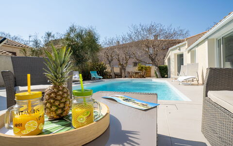 Villa du Littoral: Plante, Propriété, Ciel, L'Eau, Bleu Azur, Bâtiment, Fenêtre, Piscine, Mobilier De Jardin