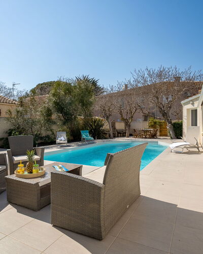 Villa du Littoral: Ciel, Meubles, Bâtiment, Bleu Azur, Chaise, Piscine, Plante, Fenêtre, Ombre