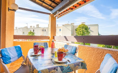 Saint Cyr sur Mer les Lecques 133: Table, Propriété, Meubles, Bâtiment, Plante, Ciel, Chaise, Bleu Azur, Ombre, Mobilier De Jardin
