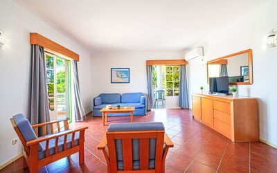 Estrela Do Vau.3 Bedroom 105.2: Meubles, Cabinetry, Table, Cadre, Chaise, Bois, Tiroir, Commode, Salon, Sol