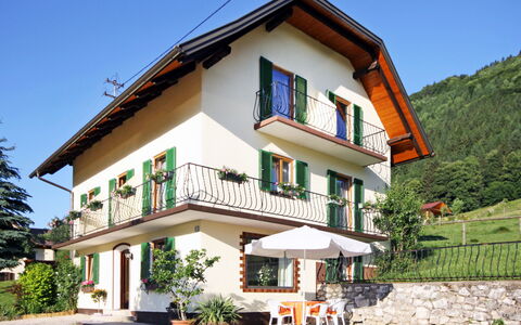 Sonnhaus: Plante, Ciel, Bâtiment, Fenêtre, Maison, Arbre, Lot Terre, Design Urbain, Pente, Loisir