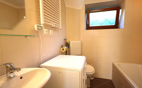 Sonnhaus: Salle De Bains, Pièce, Propriété, Design Intérieur, Évier, Luminaire Plomberie, Toilette, Architecture, Bâtiment, Immobilier