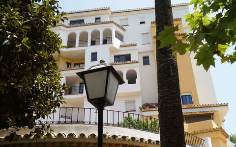 Marbella 170: Ciel, Bâtiment, Fenêtre, Arbre, Éclairage Public, Monde, Design Urbain, Quartier, Zone Résidentielle, Immobilier