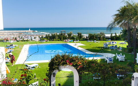 Marbella 170: Plante, L'Eau, Ciel, Ombre, Bâtiment, Rectangle, Arbre, Design Urbain, Piscine, Fleur