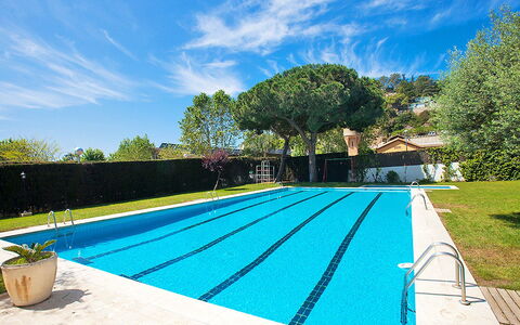 Edificio Blanqueries: Piscine, Propriété, Bleu, Loisir, Immobilier, Herbe, Ciel, Maison, Été, Arbre