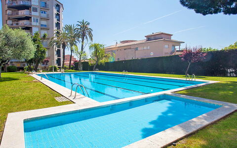 Edificio Blanqueries: L'Eau, Plante, Ciel, Jour, Bâtiment, Piscine, Bleu Azur, Arbre, Ombre, Rectangle
