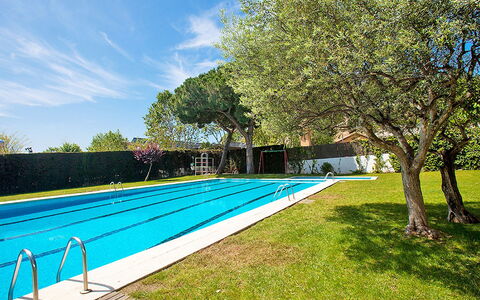 Edificio Blanqueries: Plante, Ciel, L'Eau, Nuage, Arbre, Ombre, Piscine, Rectangle, Herbe, Loisir