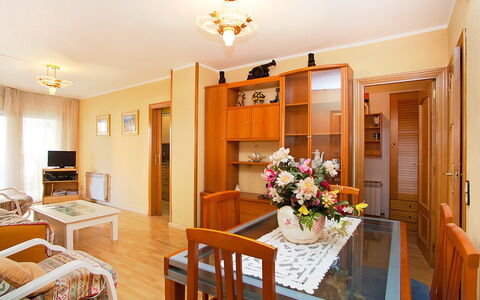 Edificio Blanqueries: Fleur, Table, Propriété, Meubles, Plante, Cabinetry, Cuisine, Orange, Plante D'Appartement, Bois