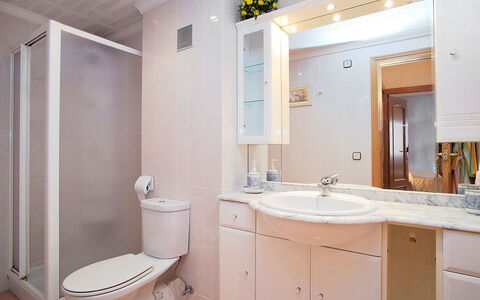 Edificio Blanqueries: Miroir, Luminaire Plomberie, Robinet, Évier, Lavabo, Propriété, Armoire De Toilette, Cabinetry, Violet, Salle De Bains
