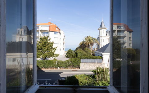 Haitze Egoa: L'Eau, Bâtiment, Nuage, Plante, Jour, Propriété, Piscine, Ciel, Fenêtre, Bleu Azur